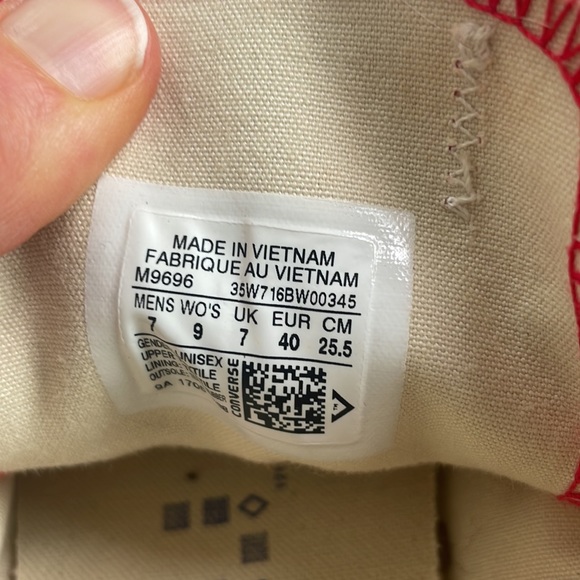 Red converse - Picture 4 of 4